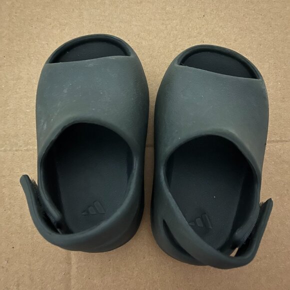 Yeezy Slide Infant "Onyx" sandals - Picture 2 of 4